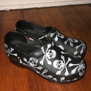 Never worn Skull Sanitas
